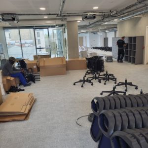 Montage de mobilier pour l'aménagement de nouveaux locaux à Paris